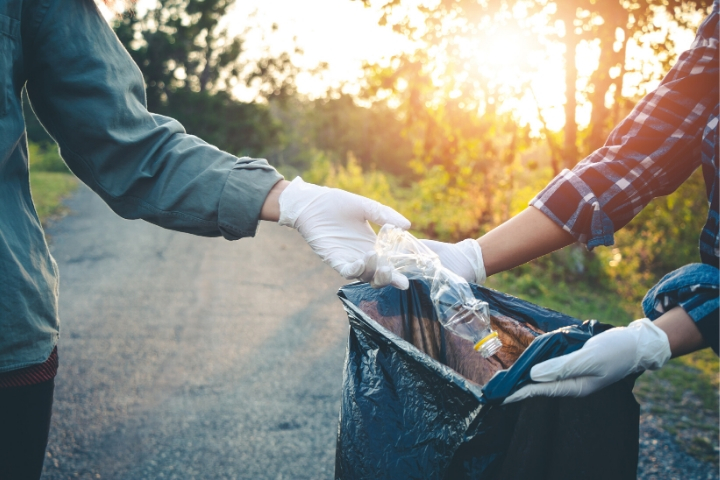 trash clean up volunteers